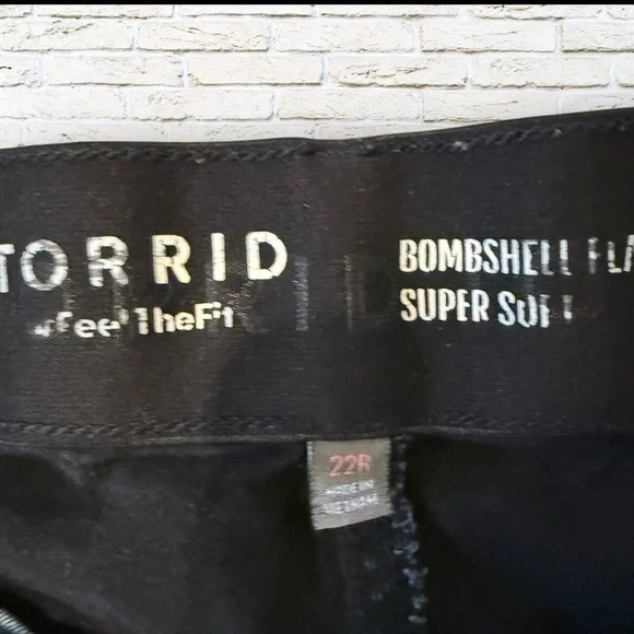 TORRID Bombshell Flare Cut Jeans Size 22 R - Picture 3 of 4